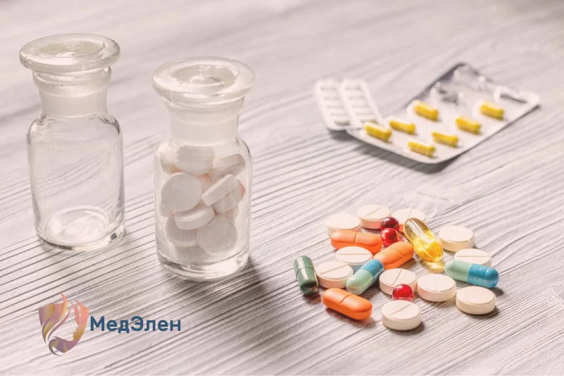 Таблетки лежат на столе 